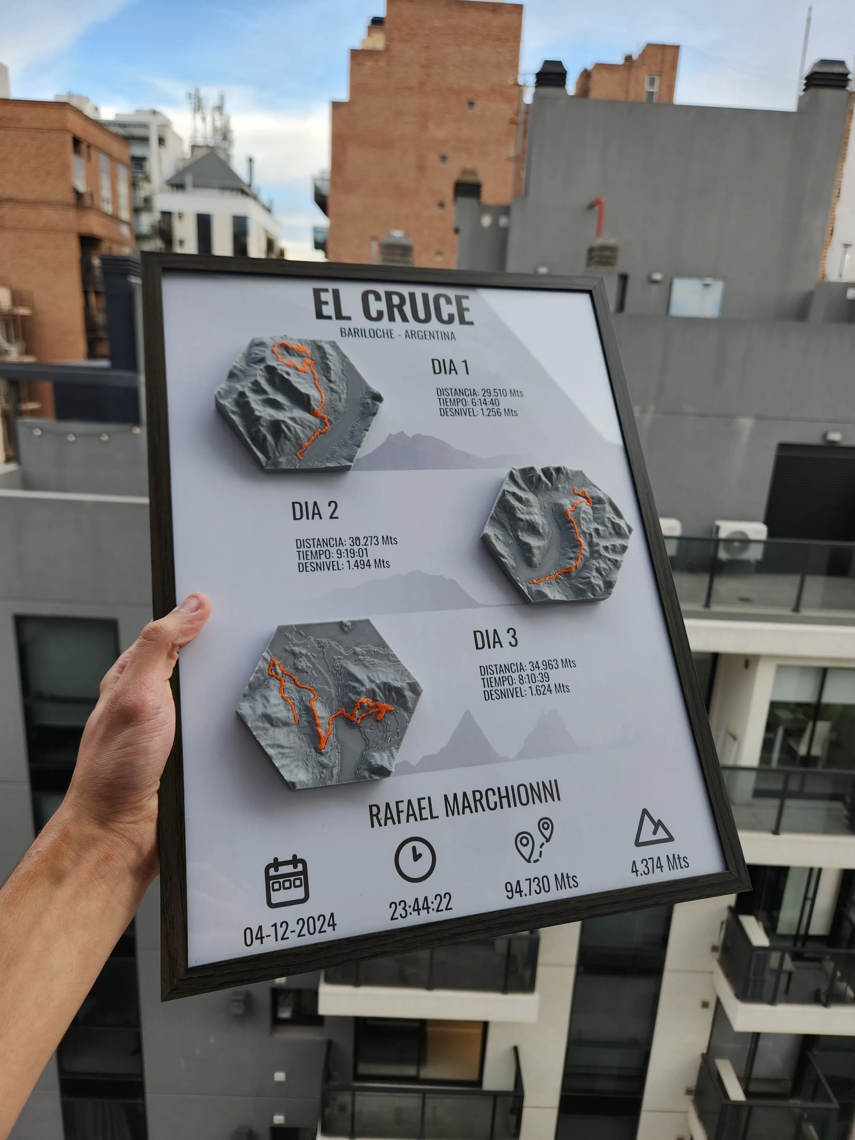 Cuadro Travesía, 30x40cm con un mapa por día